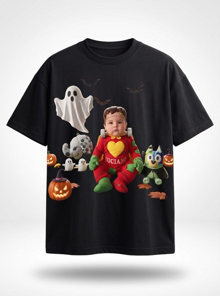 El diseño ya estampado en una remera negra